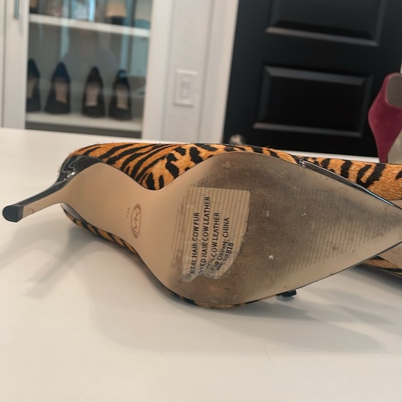 Michael Kors, Parker Tiger Print Calf Hair and Leather pump. - Picture 3 of 5